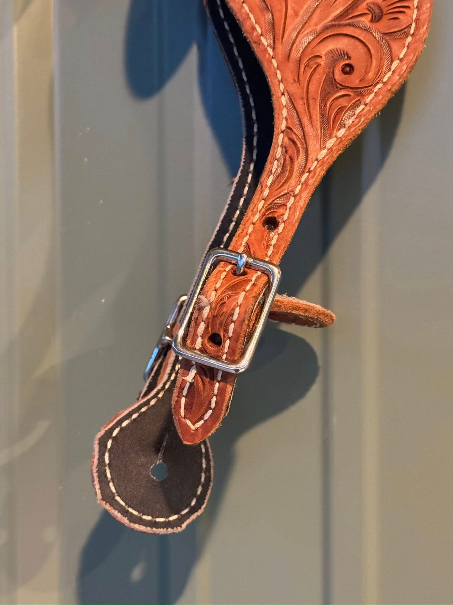 Full-grain leather spur straps with stainless steel buckles and hand stitching
