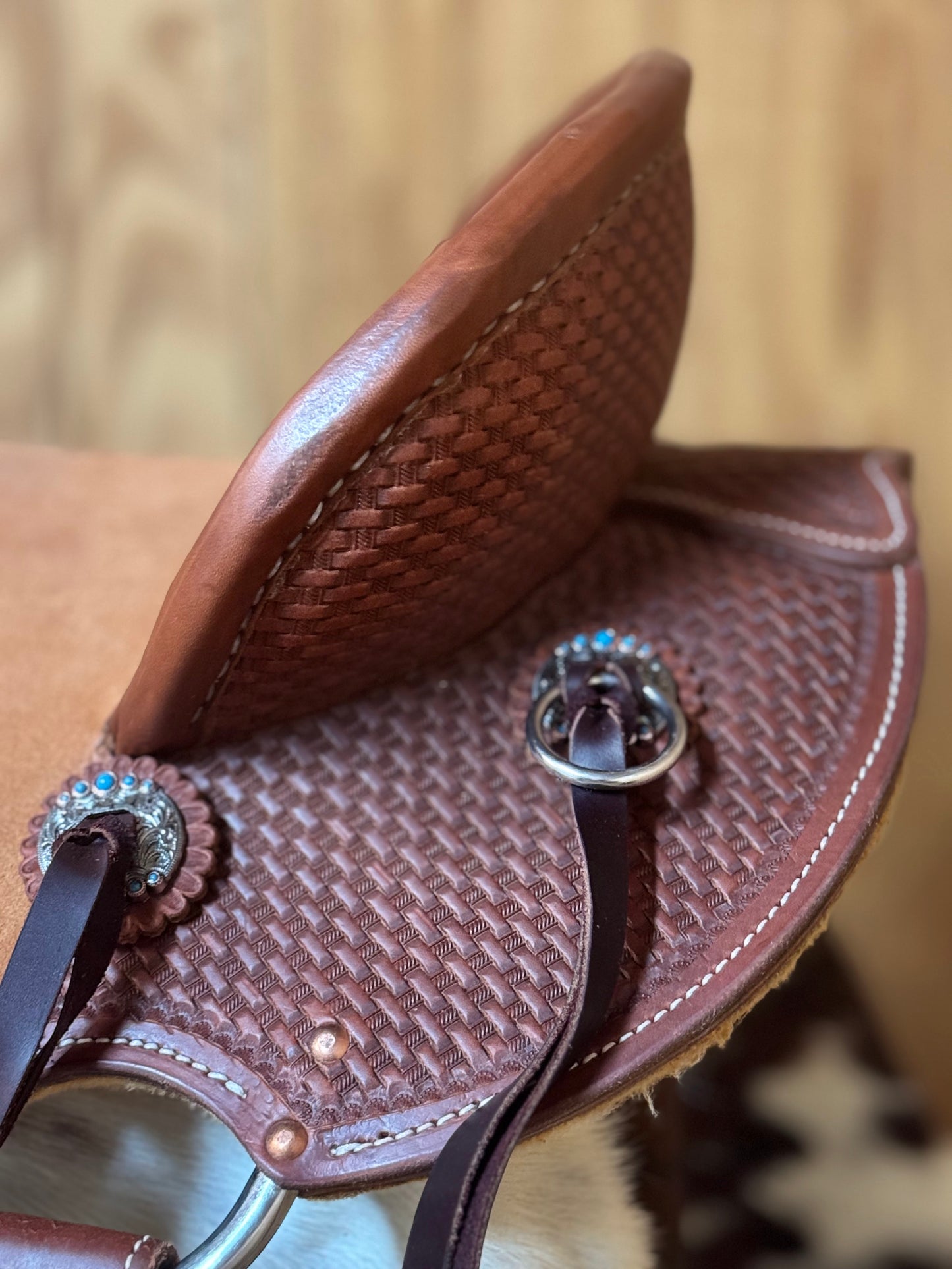 HR Staci Wade Saddle with single skirt and 100% real wool lining