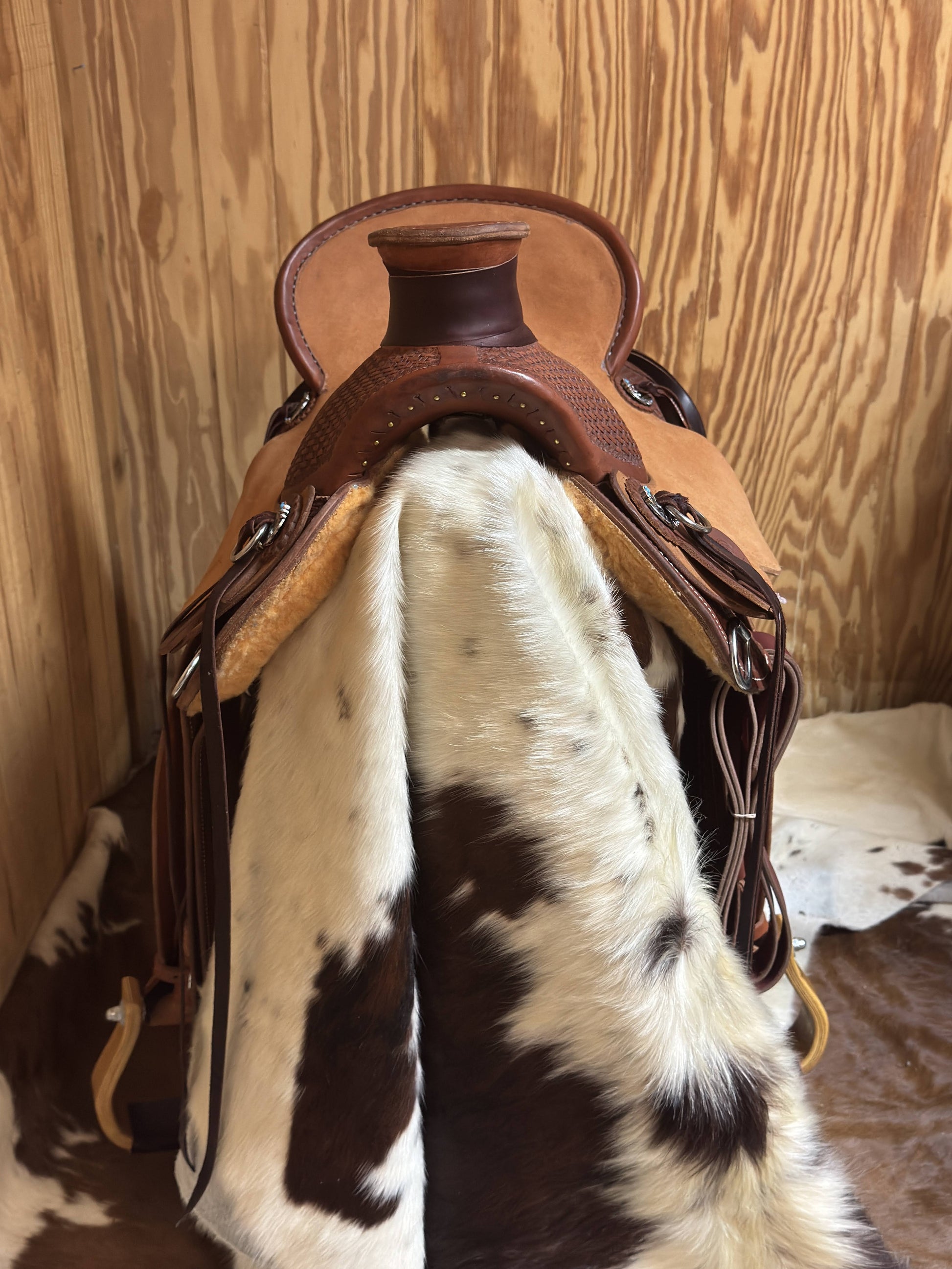 HR Staci Wade Saddle with single skirt and 100% real wool lining