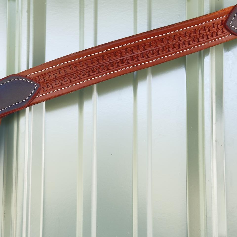 Running W breast collar – flat lay, medium-brown oiled leather